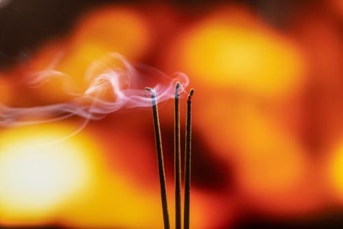Thắp hương ngày Tết cần nhớ những điều kiêng kỵ này kẻo 'hại cả nhà'