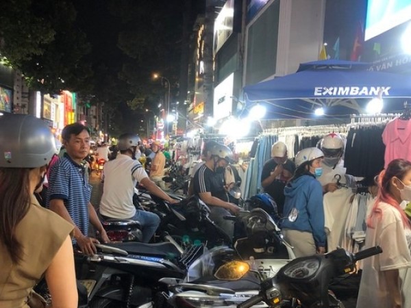 Cận Tết, 'tín đồ' thời trang săn sale tới tận nửa đêm