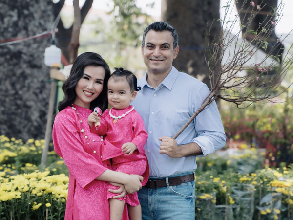 Võ Hạ Trâm và chồng doanh nhân Ấn Độ đưa con gái du xuân