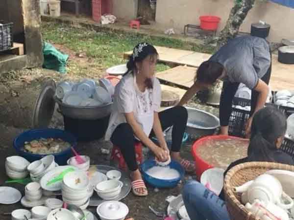 Mới đẻ bị bắt rửa bát, con dâu vứt hết vào sọt rác rồi ôm con về ngoại
