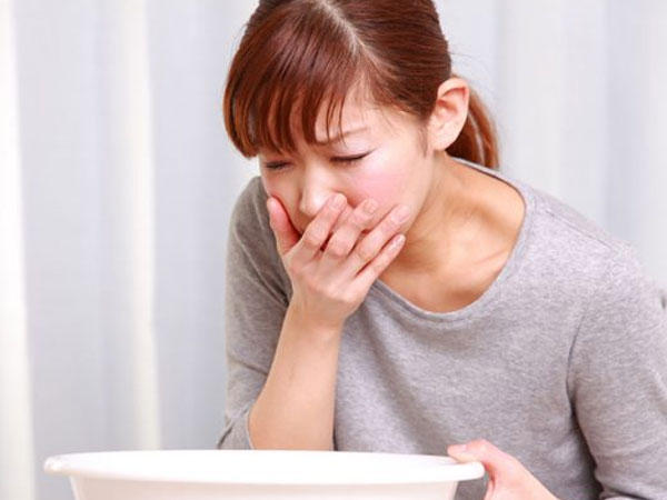 Làm gì khi bị ngộ độc thực phẩm trên đường du xuân?