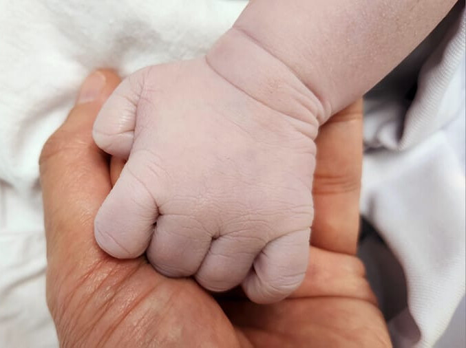 MC Anh Tuấn và vợ trẻ đón con gái chào đời mồng 2 Tết