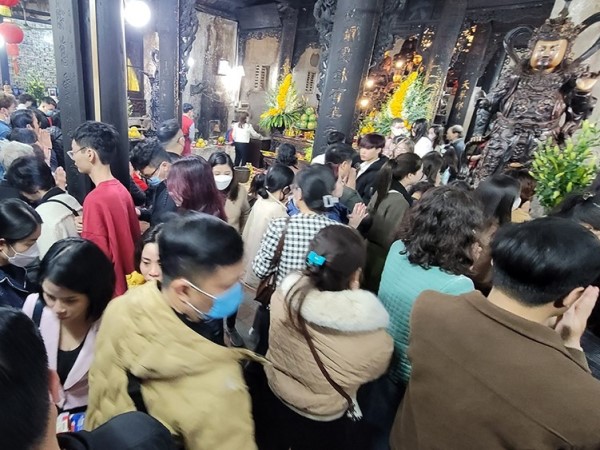 Mùng 2 Tết, Tổ đình Phúc Khánh đông nghịt người dân đi lễ cầu may
