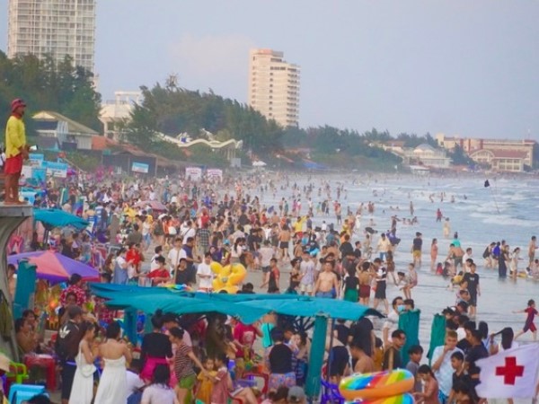 Biển Vũng Tàu ken đặc người trong ngày mùng 2 Tết