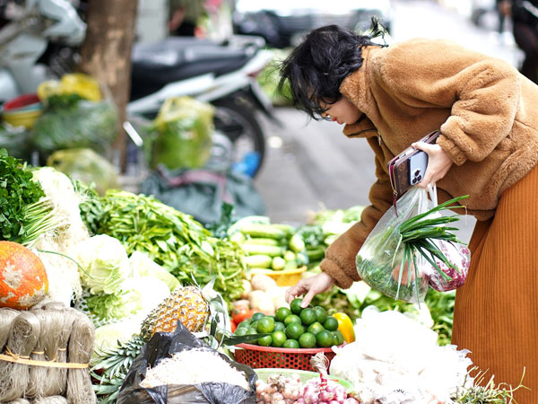 Chợ mùng Ba Tết nhộn nhịp: Lễ cúng hóa vàng, rau xanh đắt khách