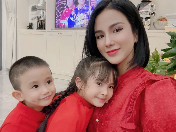 Diệp Lâm Anh nở nụ cười tươi rạng rỡ sau khi gặp lại con trai trong dịp Tết