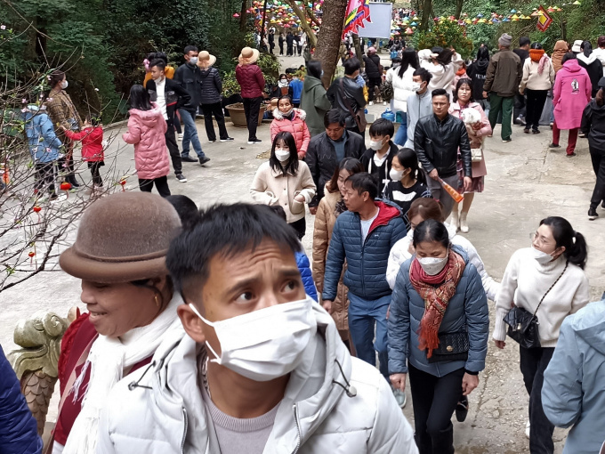 Hàng nghìn người về Phủ Na du xuân và xin ‘nước thánh’ đầu năm