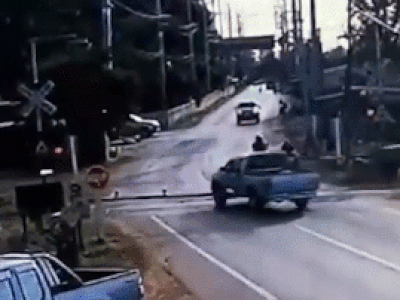 Cố vượt qua đường ray, xe bán tải bị tàu hỏa tông kinh hoàng
