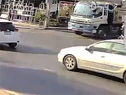 Đi vào điểm ù xe tải, bé trai bị cuốn vào gầm trong cảnh 'ngàn cân treo sợi tóc'