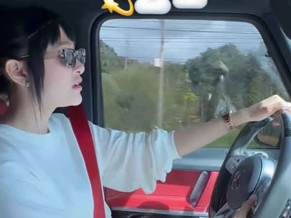 Hiền Hồ lộ diện với visual khác lạ trong 'xế hộp' tiền tỷ, tự tin vừa lái xe vừa hát