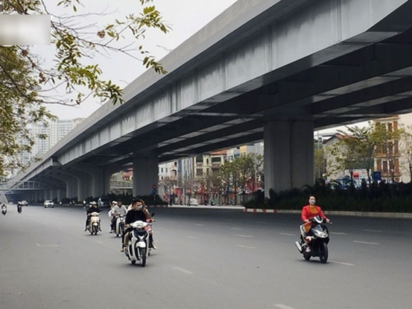 Ngày Tết, nhan nhản tình trạng không đội mũ bảo hiểm khi tham gia giao thông
