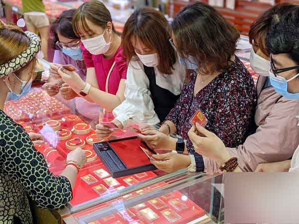Chen chân mua vàng cầu may, vía Thần Tài 2023 là ngày nào?