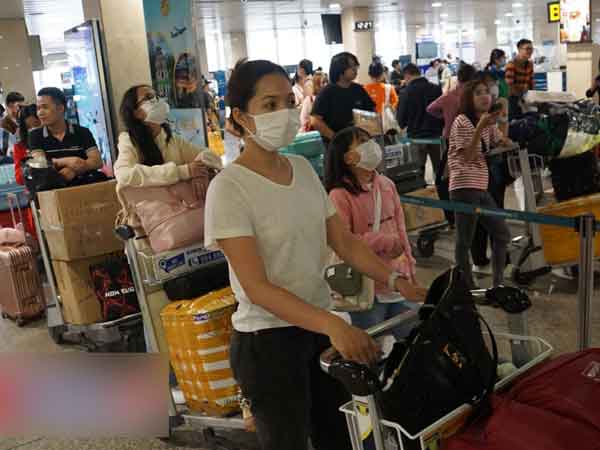 Tân Sơn Nhất đón 137.000 khách ngày mùng 4 Tết, đông chưa từng có