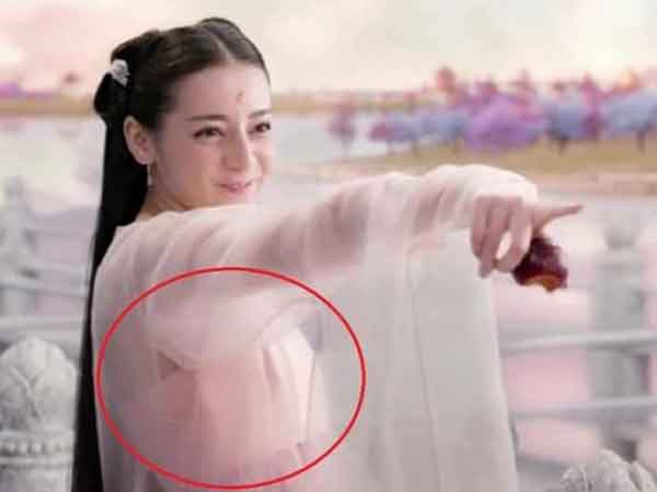 Loạt sạn ngớ ngẩn trong phim Trung: Địch Lệ Nhiệt Ba mặc áo rách vẫn diễn hăng say
