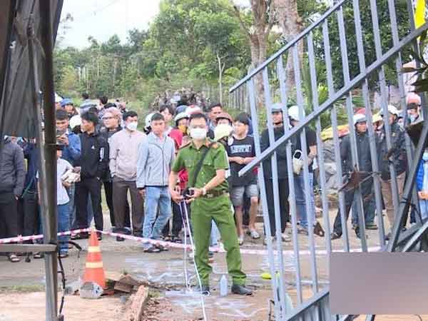 Hiện trường xe 4 chỗ lao vào giữa nhà dân, tông tử vong người đàn ông
