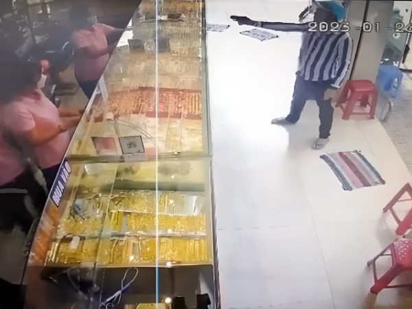 Bắt nóng thanh niên cầm súng cướp tiệm vàng ở Sóc Trăng ngay mùng 5 Tết