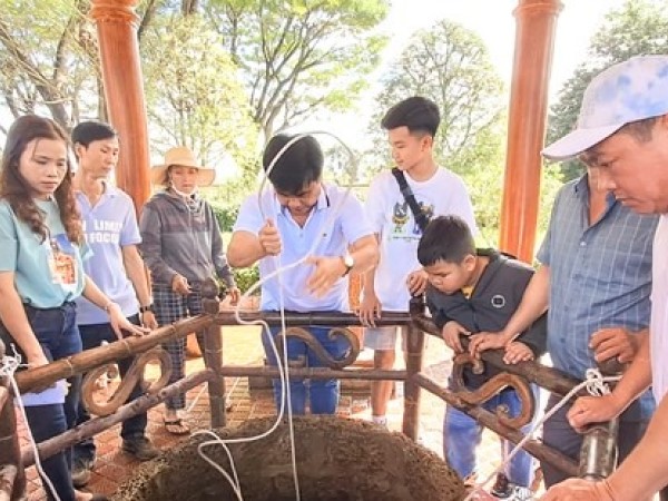 Vạn người nô nức về bảo tàng Quang Trung, xếp hàng uống nước giếng cổ nhà Tây Sơn