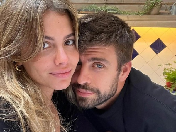 Pique công khai bạn gái sau 7 tháng chia tay Shakira