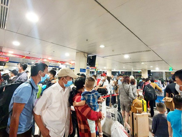 'Biển người' tiếp tục đổ về sân bay Tân Sơn Nhất ngày mùng 5 Tết