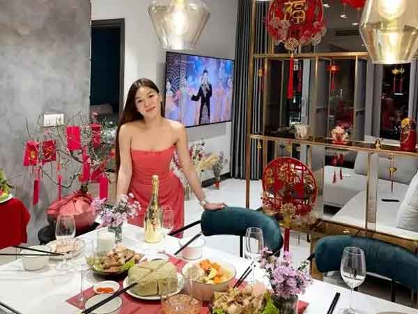 Thủ môn Đặng Văn Lâm du xuân, ngỡ ngàng ngoại hình cả gia đình