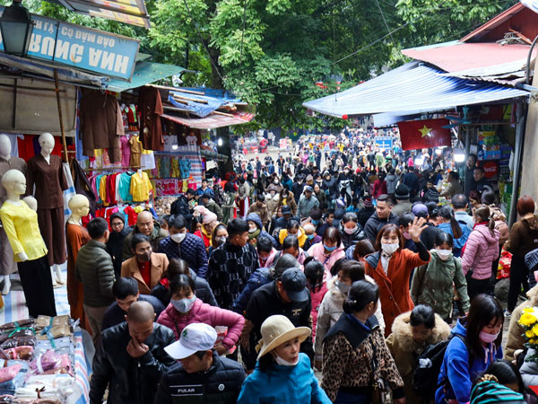 Chùa Hương đông kín khách trong ngày khai hội