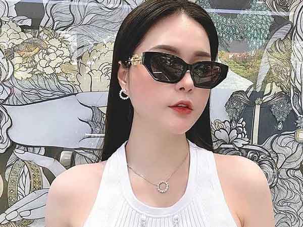 Vừa khai trương sau tết, Đoàn Di Băng đã được chồng đại gia tặng ngay bộ kim cương trị giá 180 triệu đồng