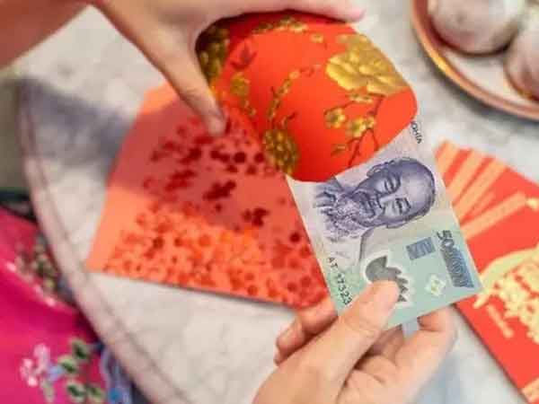 Con không được nhận lì xì nhà nội vì bố mẹ chưa làm đám cưới, dân tình bức xúc: 'Thế ăn xong bát không phải rửa nữa, bao giờ cưới xong thì rửa!'