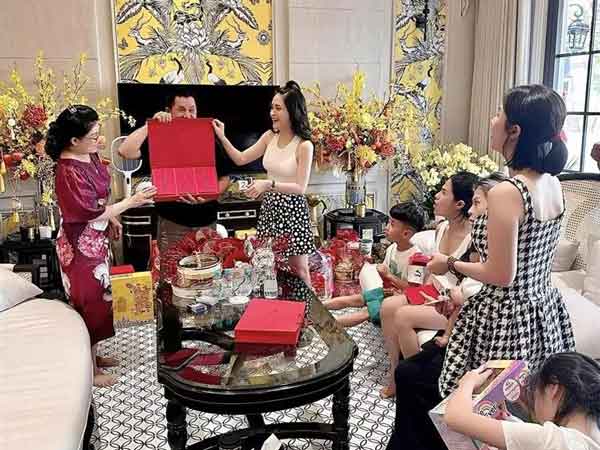 Đoàn Di Băng lì xì bố mẹ 3 hộp quà, choáng thứ đựng bên trong