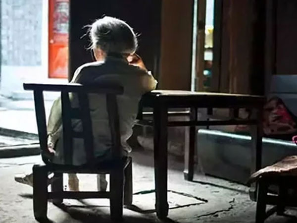 Ngày Tết, nhìn mẹ lủi thủi một mình, tôi không khỏi cay xè mắt