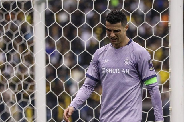 Ronaldo bị HLV Al-Nassr trách cứ sau trận thua
