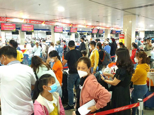 Phá kỷ lục về lượng khách, sân bay Tân Sơn Nhất 'căng mình' ứng phó