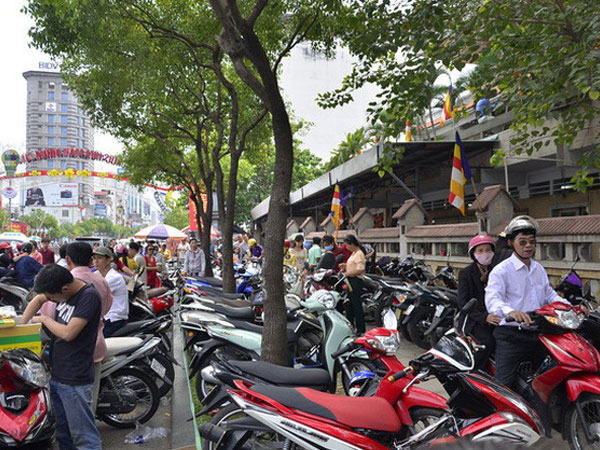 Giá trông giữ xe tăng cao, Bộ Tài chính yêu cầu kiểm soát chặt