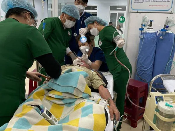 Ăn đoạn lòng lợn dài 25 cm, người đàn ông suýt chết