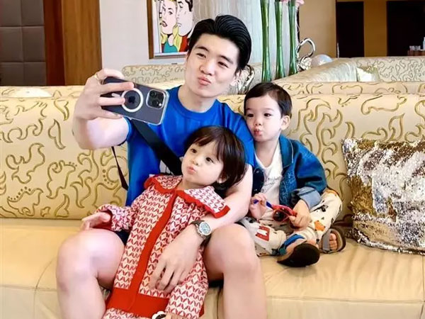 Cặp cháu song sinh nhà bầu Hiển giật spotlight vì quá yêu