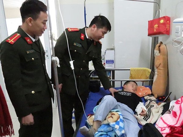 Trung úy công an cứu bé trai 6 tuổi