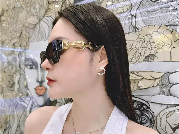 Đoàn Di Băng mua kim cương đầu năm, nhìn giá nhiều người 'hốt'
