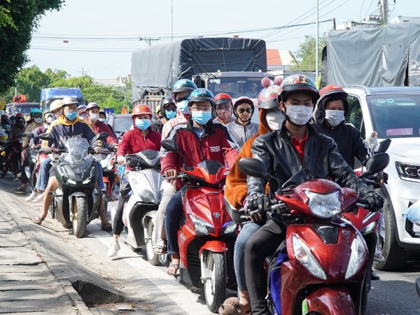 Dòng người từ miền Tây đi TP.HCM kẹt cứng ở cầu Mỹ Thuận