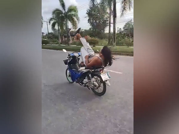 Tài xế bị bắt vì vừa nằm vừa lái xe