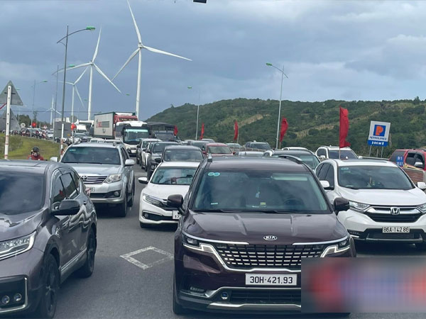 Quốc lộ 1 hướng vào Nam kẹt cứng 10km qua Ninh Thuận