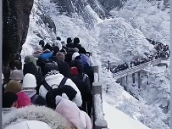 Hàng nghìn du khách 'đóng băng' khi mắc kẹt trên đỉnh núi