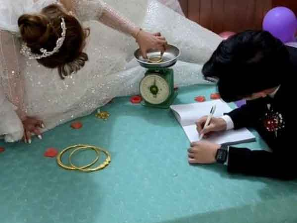 Dở khóc dở cười cảnh vợ chồng trẻ chưa kịp thay quần áo đã vội đem vàng ra cân rồi ghi sổ trong đêm tân hôn