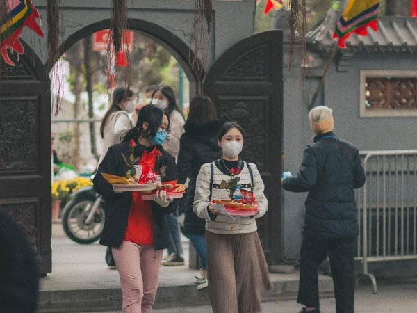 Nam thanh nữ tú 'dập dìu' đi lễ chùa Hà đầu năm mong cầu 'khi về có đôi'