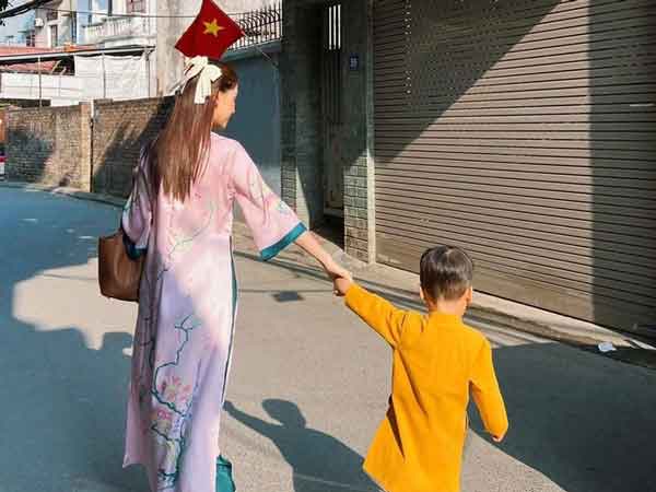 Bị nói kiếm nhiều tiền nhờ lì xì của quý tử, Hoà Minzy thẳng thắn đáp trả