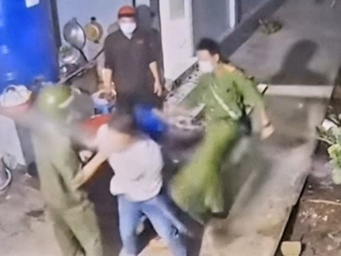 Làm rõ thông tin liên quan clip công an xã đánh, đá người đàn ông nhậu say gây bức xúc