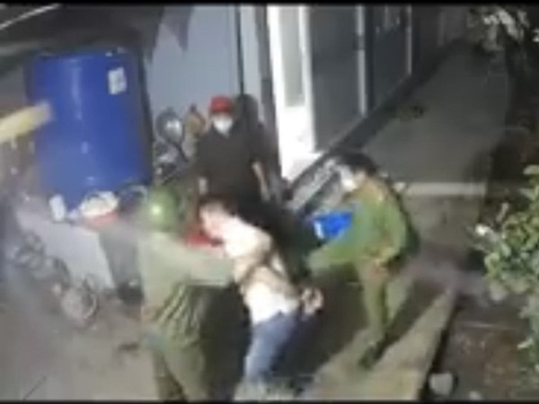 Tạm đình chỉ công tác đại úy công an trong clip người đàn ông say rượu bị đánh