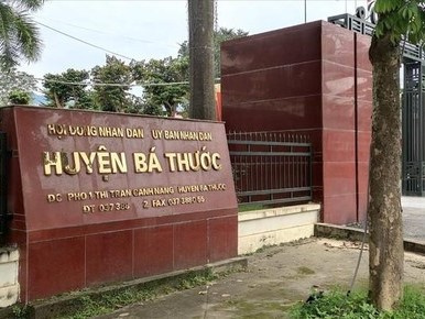 Có 'vợ lẽ' và 2 con riêng, trưởng phòng TN&MT bị cách chức