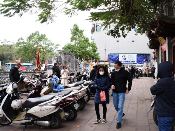 Hỗn loạn dịch vụ trông giữ xe xung quanh các đền, chùa đầu xuân mới
