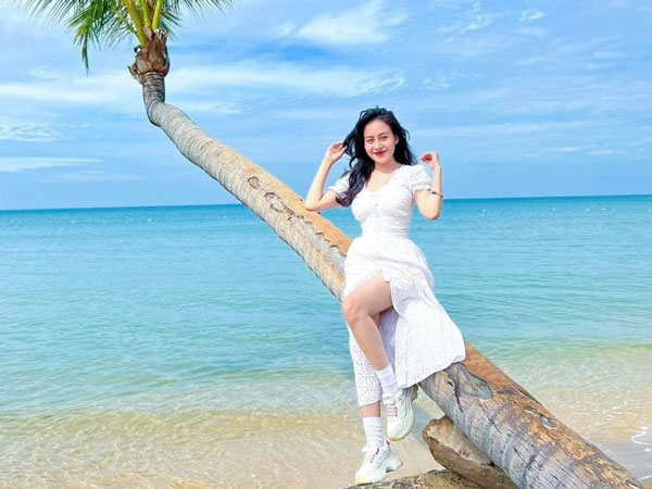 Chẳng còn 'thả rông', bà Tưng nay đi biển ăn mặc ý nhị, khoe dáng 'sương sương' vẫn đẹp đỉnh