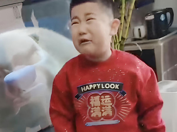 Cậu bé bật khóc thảm thiết vì quà tặng của bố mẹ
