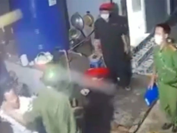Tạm đình chỉ công tác Đại úy Công an nghi đánh dân